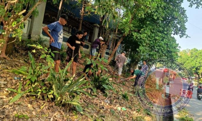Jaga Keamanan Lingkungan, Babinsa Manahan Kerja Bakti Buat Pos Kamling Bersama Warga Gondang