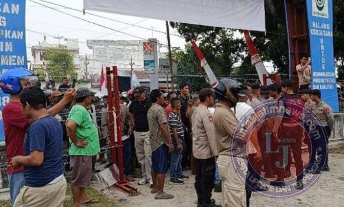 Aksi 18 Kelompok Tani di Asahan berujung Ricuh, Massa mengaku Luka dan Dua Kaca Mobil Pecah