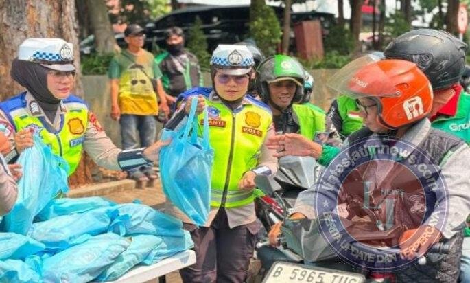 Jumat Peduli, Polda Metro Jaya Pererat Silaturahmi dengan Pengemudi Ojol