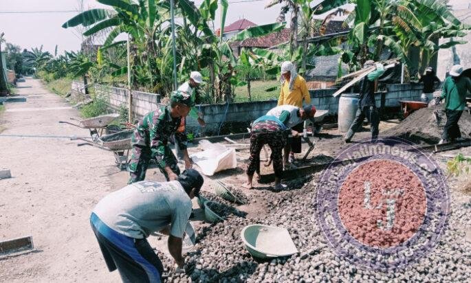 Babinsa Jenalas Bantu Warga Perbaiki Jalan, Wujudkan Gotong Royong untuk Akses Lebih Nyaman