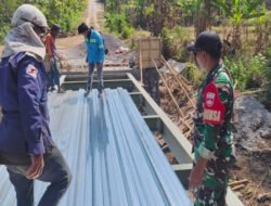 Babinsa Turun Langsung Kawal Pembangunan Jembatan Merah Putih
