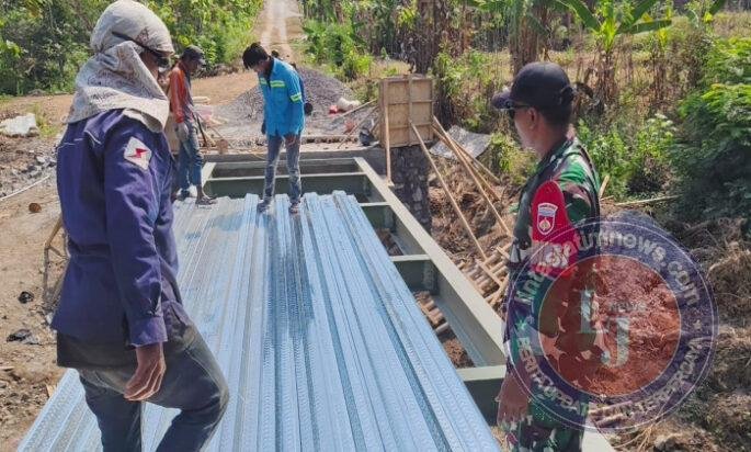 Babinsa Turun Langsung Kawal Pembangunan Jembatan Merah Putih