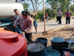 Polres Ponorogo Hadir Bawa Harapan Saat Kemarau Panjang, Salurkan 16 Ribu Liter Air Bersih untuk Warga Karangpatihan