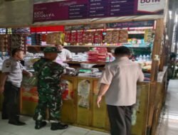 Cegah Lonjakan Harga, Babinsa Nusukan Bersama Security Pasar Rutin Cek Harga Sembako