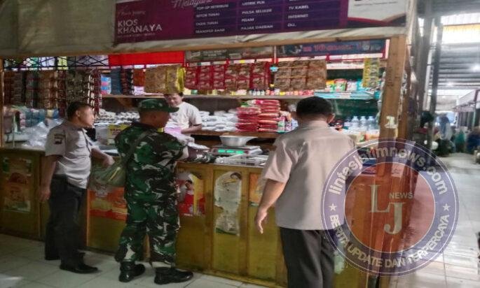 Cegah Lonjakan Harga, Babinsa Nusukan Bersama Security Pasar Rutin Cek Harga Sembako