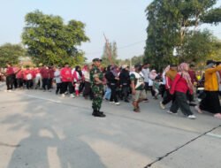 Semarak HUT Ke-81 RI, Babinsa Paron dan Bhabinkamtibmas Amankan Jalan Sehat di Desa Teguhan