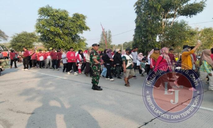 Semarak HUT Ke-81 RI, Babinsa Paron dan Bhabinkamtibmas Amankan Jalan Sehat di Desa Teguhan