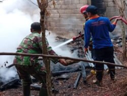 Babinsa dan Warga Berjibaku Padamkan Kebakaran Penampungan Rongsok di Sambi