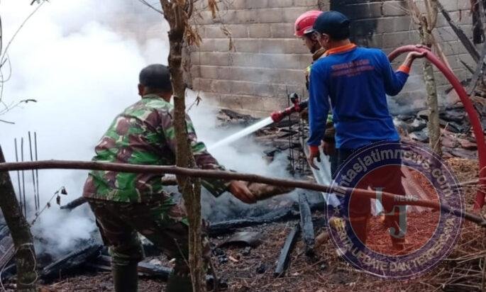 Babinsa dan Warga Berjibaku Padamkan Kebakaran Penampungan Rongsok di Sambi