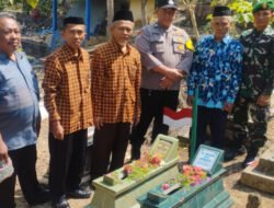 Kenang Jasa Pahlawan, TNI dan Pemdes Ngadirojo Ziarah Kubur dan Tabur Bunga di Makam Para Pejuang