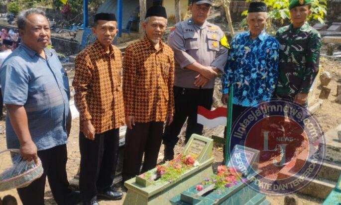 Kenang Jasa Pahlawan, TNI dan Pemdes Ngadirojo Ziarah Kubur dan Tabur Bunga di Makam Para Pejuang