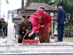 Menjelang Peringatan HUT RI Ke- 81, Dandim 0801/Pacitan dan Forkopimda Laksanakan Ziarah Tabur Bunga