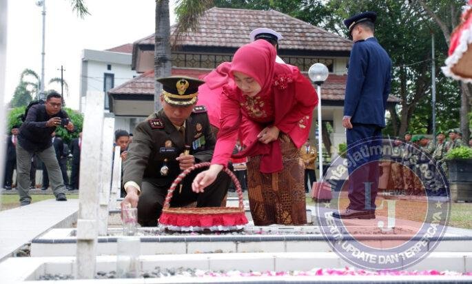 Menjelang Peringatan HUT RI Ke- 81, Dandim 0801/Pacitan dan Forkopimda Laksanakan Ziarah Tabur Bunga