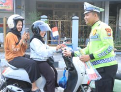 Ratusan Bendera Merah Putih Dibagikan Polres Gresik, Senyum Pengendara Warnai Simpang Empat Sentolang