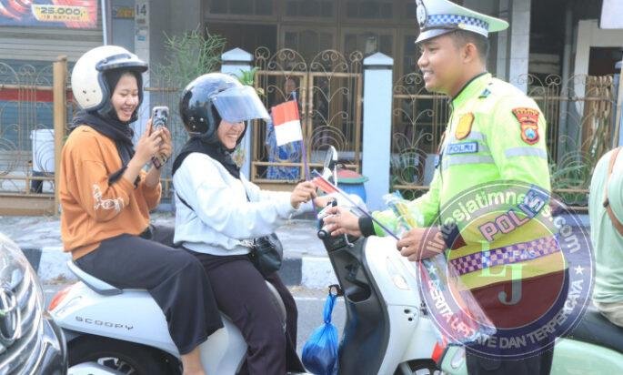 Ratusan Bendera Merah Putih Dibagikan Polres Gresik, Senyum Pengendara Warnai Simpang Empat Sentolang
