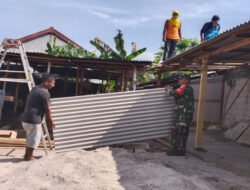 Dari Tangan ke Tangan, Babinsa dan Warga Sirapan, Bangun Teras Rumah Supriyanto