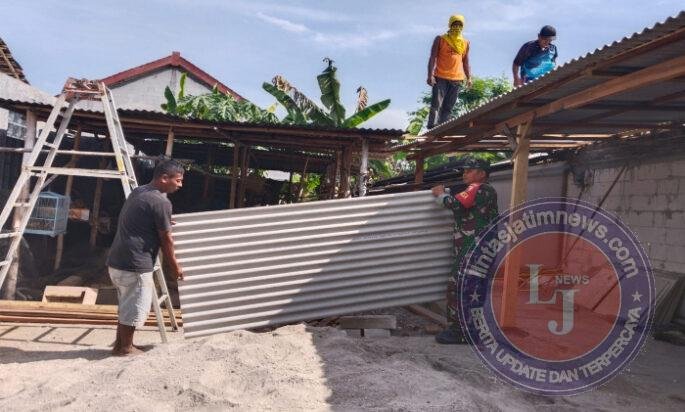 Dari Tangan ke Tangan, Babinsa dan Warga Sirapan, Bangun Teras Rumah Supriyanto