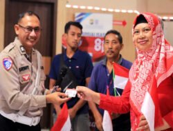 Satlantas Polres Gresik Hadiahkan “SIM Gratis” untuk 17 Warga yang Lahir 17 Agustus