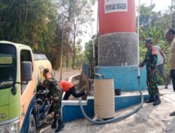 Kekeringan Melanda Srawung, Babinsa dan BPBD Droping 8.000 Liter Air Bersih