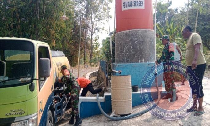 Kekeringan Melanda Srawung, Babinsa dan BPBD Droping 8.000 Liter Air Bersih
