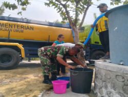 Peduli Lingkungan, Babinsa Posramil Pitu Droping Bantuan Air Bersih bagi Warga