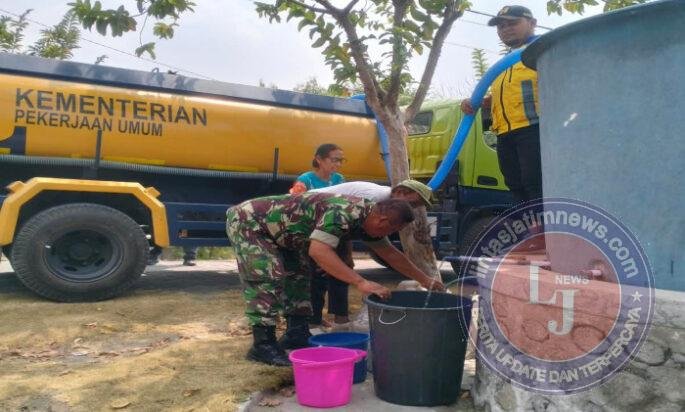 Peduli Lingkungan, Babinsa Posramil Pitu Droping Bantuan Air Bersih bagi Warga