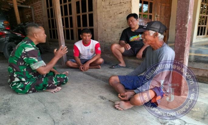 Komsos, Upaya Babinsa Kodim Ponorogo Terus Dekat Dengan Warga