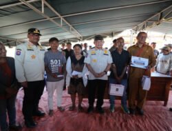 Lanjutkan Peninjauan, Mendagri Tito Sampaikan Bantuan Duka di Desa Waekokak, Nagekeo