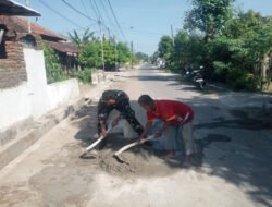 Dukung Pembangunan Desa, Babinsa Kodim Ponorogo Bantu Warga Bangun Talud Jalan