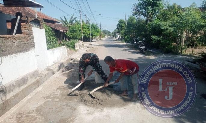 Dukung Pembangunan Desa, Babinsa Kodim Ponorogo Bantu Warga Bangun Talud Jalan