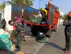 Gotong Royong Ciptakan Kampung Sehat, Babinsa Keprabon Bersama Tim Saberling & Warga Kerja Bakti Bersihkan Lingkungan