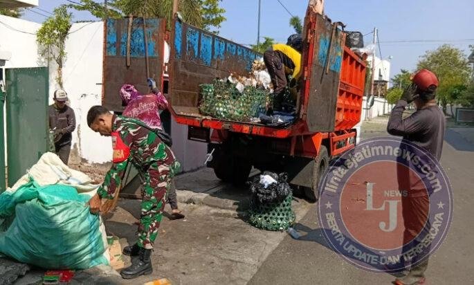 Gotong Royong Ciptakan Kampung Sehat, Babinsa Keprabon Bersama Tim Saberling & Warga Kerja Bakti Bersihkan Lingkungan