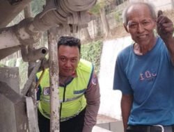 Iptu Bayu Ferdian Fembriano Induk PJR BSD Korlantas Polri Membantu Seorang Kakek Berumur 70 Tahun Mengalami Kerusakan Mobil di Tol BSD