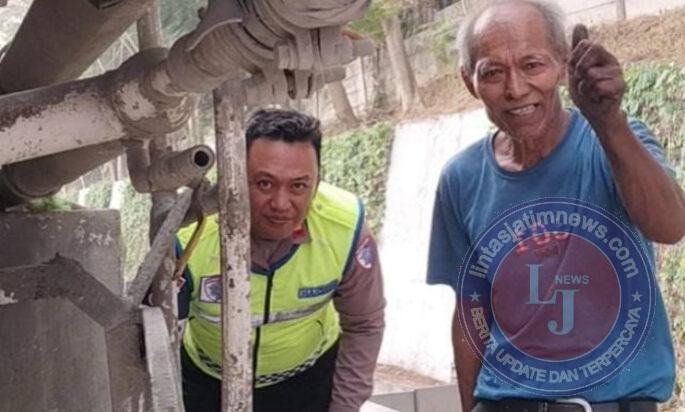Iptu Bayu Ferdian Fembriano Induk PJR BSD Korlantas Polri Membantu Seorang Kakek Berumur 70 Tahun Mengalami Kerusakan Mobil di Tol BSD