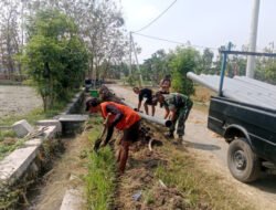 Menjaga Aliran Air, Babinsa Geger Dampingi Pembangunan Irigasi untuk Sawah Warga