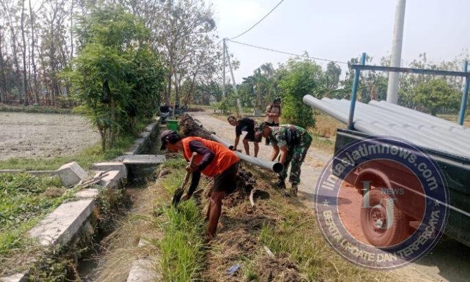Menjaga Aliran Air, Babinsa Geger Dampingi Pembangunan Irigasi untuk Sawah Warga