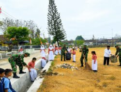 Pasca Karnaval, TNI Bersama Pelajar Bersihkan Lapangan Giritontro