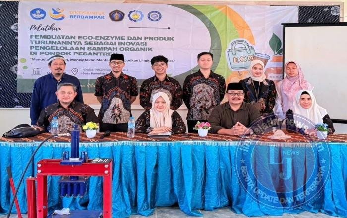 Kolaborasi UNAIR, UB, dan ITS Dorong Generasi Muda Peduli Lingkungan melalui Demonstrasi Eco-Enzyme dan Penanaman Pohon