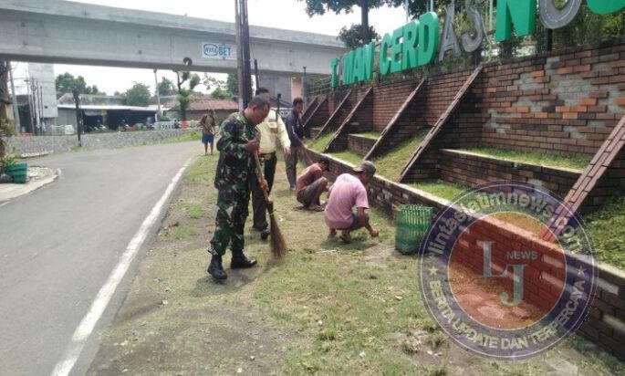 Jaga Kebersihan Ruang Publik, Babinsa Nusukan Bersama TKPK & Tim Saberling Kerja Bakti di Taman Cerdas