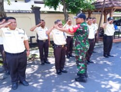Tingkatkan Disiplin dan Kekompakan, Babinsa Joglo Latih PBB Anggota Security UNISRI