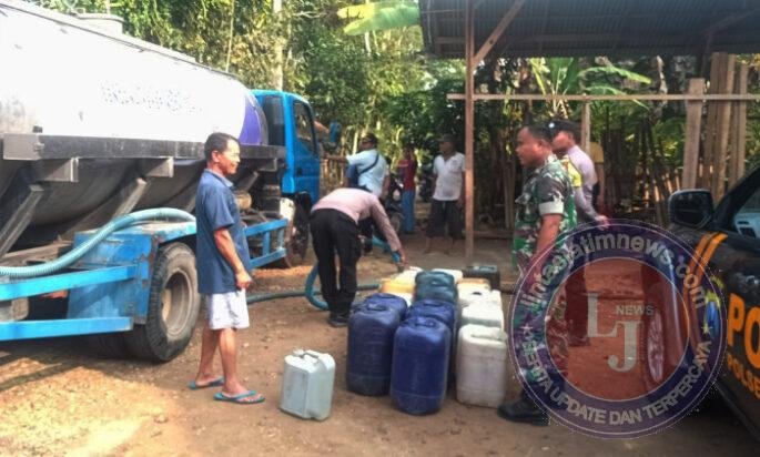 TNI-Polri dan Pemda Salurkan 6.000 Liter Air Bersih ke Warga Dongko