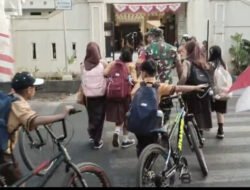 Babinsa Joyotakan Amankan Arus Lalu Lintas & Bantu Penyebrangan Siswa SDN 59 Joyotakan