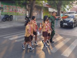 Jaga Keselamatan Anak, Babinsa Koramil 04/Jebres Dampingi Siswa SD Menyeberang Jalan