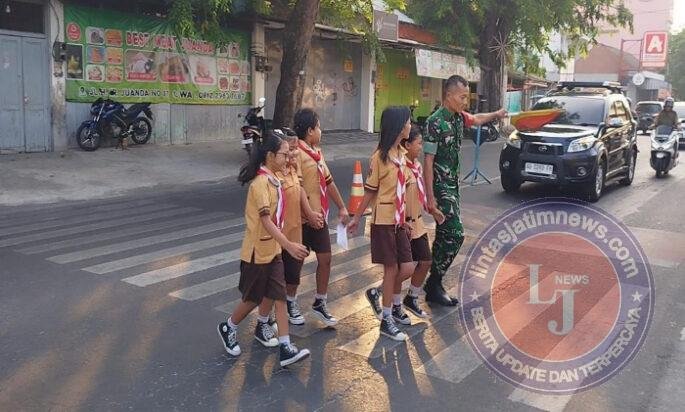 Jaga Keselamatan Anak, Babinsa Koramil 04/Jebres Dampingi Siswa SD Menyeberang Jalan