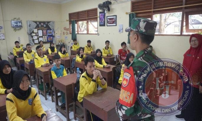 Kawal Generasi Indonesia Emas 2045, Babinsa Karangasem Masuk Sekolah Tanamkan Disiplin & Cinta Tanah Air