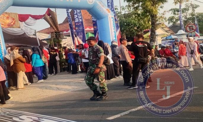 Meriahkan HUT RI Ke 81, Danramil 0801/01 Pacitan Ikuti Jalan Sehat Bersama Masyarakat di Tingkat Kecamatan