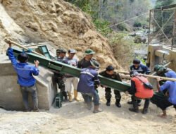 Semangat Gotong Royong TNI dan Warga Saat Pasang Tiang Pylon Jembatan Gantung Garuda di Pacitan