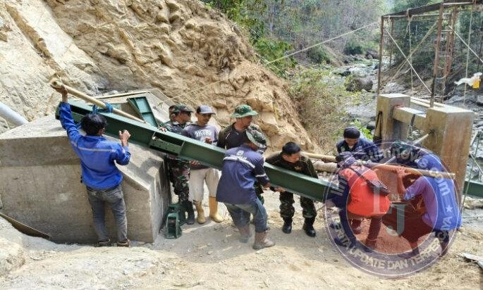 Semangat Gotong Royong TNI dan Warga Saat Pasang Tiang Pylon Jembatan Gantung Garuda di Pacitan