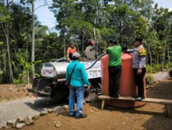 TNI-Polri dan BPBD Salurkan 4.000 Liter Air Bersih ke Warga Bogoran
