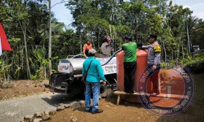 TNI-Polri dan BPBD Salurkan 4.000 Liter Air Bersih ke Warga Bogoran